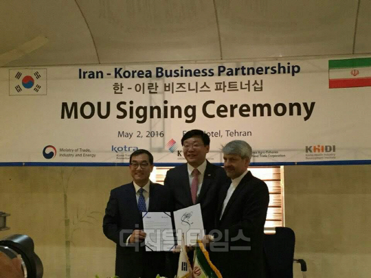 동부라이텍은 10일 이란 엔텍합과 LED조명 공급 계약 양해각서(MOU)를 체결했다고 밝혔다.  (왼쪽부터) 채수석 동부라이텍 해외사업부 상무, 주영환 산업통상자원부 장관, 모하마드 카리미안 엔텍합그룹 COO. <동부라이텍 제공>